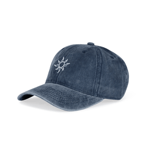 Everyday Cap i washed blue med hvid solbroderi – justerbar kasket i blød bomuld med vintage-look.