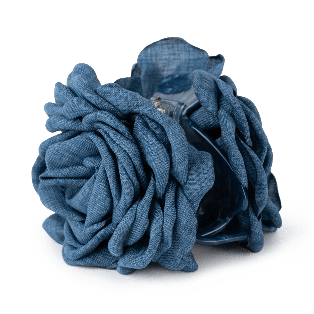 Rosa Hair Claw i denim – stor hårklemme formet som en blomst, perfekt til at holde håret på plads med et cool og feminint touch.