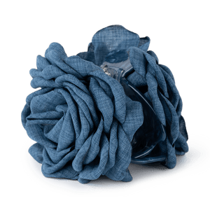 Rosa Hair Claw i denim – stor hårklemme formet som en blomst, perfekt til at holde håret på plads med et cool og feminint touch.