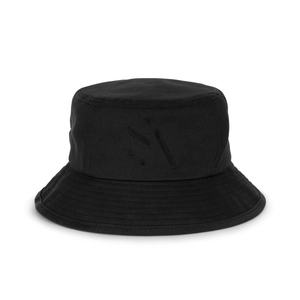 Maria Organic Bucket Hat – sort bøllehat i økologisk bomuld med sort tone-i-tone logo.
