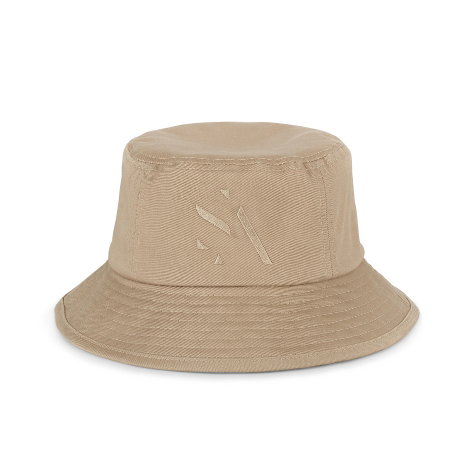 Maria Organic Bucket Hat – beige bøllehat i økologisk bomuld med broderet logo.