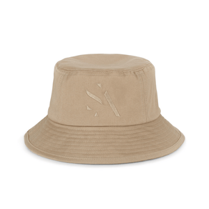 Maria Organic Bucket Hat – beige bøllehat i økologisk bomuld med broderet logo.