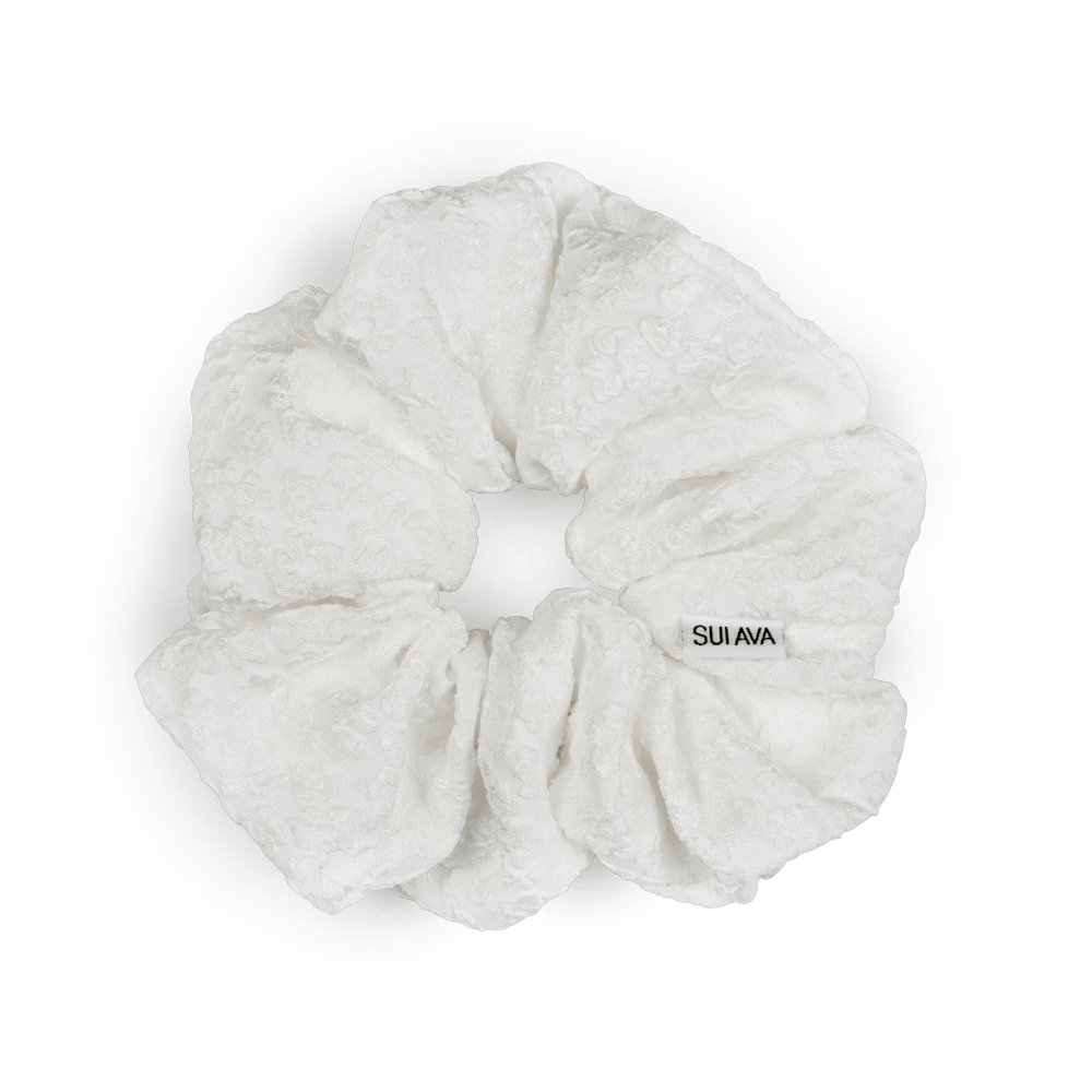 Blossom Scrunchie i hvid – Smuk scrunchie med blomsterdetaljer.