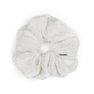 Blossom Scrunchie i hvid – Smuk scrunchie med blomsterdetaljer.