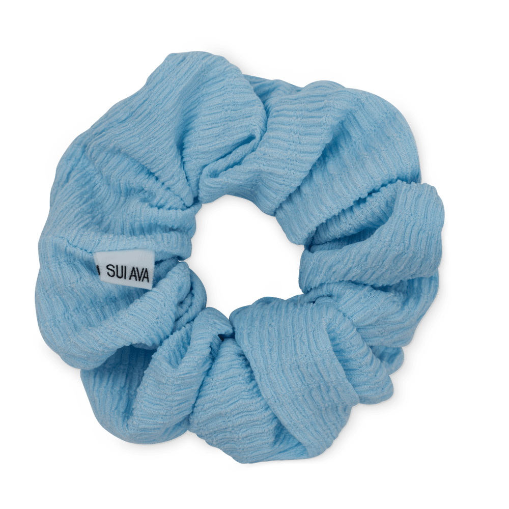 Ea Zig-Zag Scrunchie i lyseblå – blød og elastisk scrunchie i en let og frisk nuance, perfekt til skånsomme frisurer.