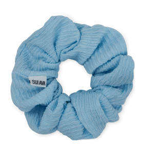 Ea Zig-Zag Scrunchie i lyseblå – blød og elastisk scrunchie i en let og frisk nuance, perfekt til skånsomme frisurer.