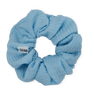 Ea Zig-Zag Scrunchie i lyseblå – blød og elastisk scrunchie i en let og frisk nuance, perfekt til skånsomme frisurer.