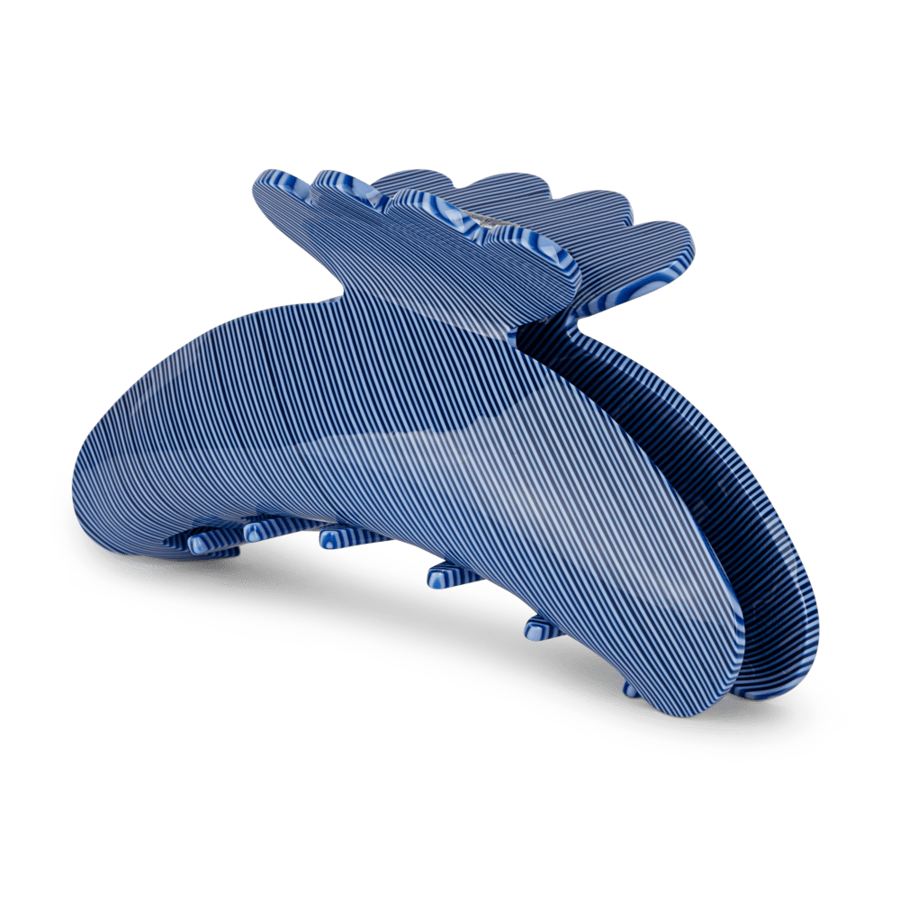 Stor hårklemme i blå og hvidt stribet design fra SUI AVA - ideel til opsætning af langt eller kraftigt hår.