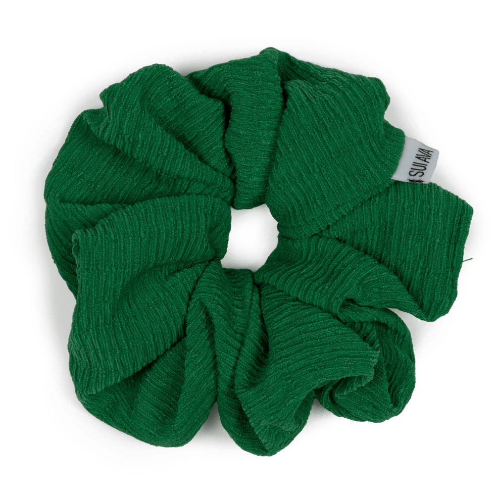 Ea Zig-Zag Scrunchie i mørkegrøn – blød og elastisk scrunchie i en elegant dybgrøn farve, perfekt til skånsomme frisurer.