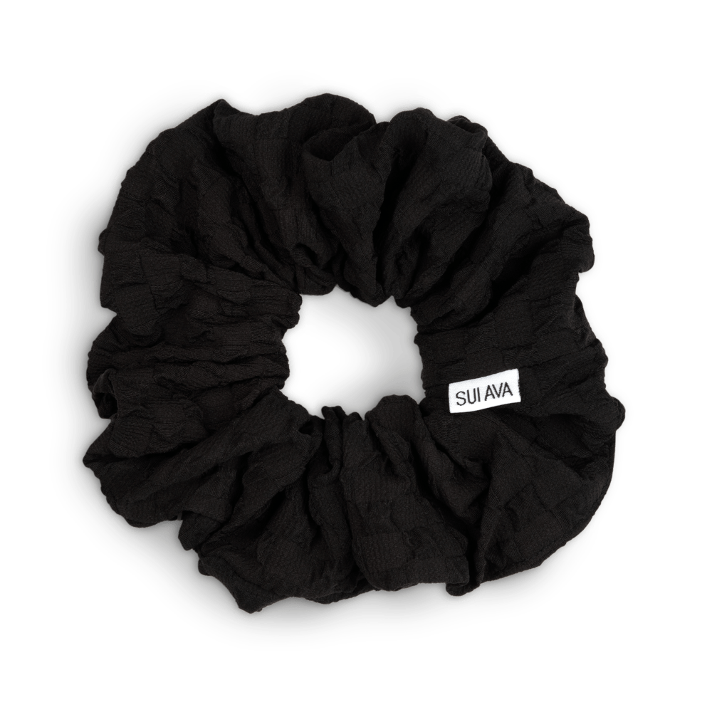 Daydream Scrunchie i sort – blød og elastisk scrunchie, perfekt til at holde håret skånsomt på plads. Klassisk og tidløst design, ideel til enhver frisure.