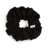 Daydream Scrunchie i sort – blød og elastisk scrunchie, perfekt til at holde håret skånsomt på plads. Klassisk og tidløst design, ideel til enhver frisure.