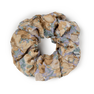 Julie Wildflower Scrunchie i lysebrun – Scrunchie med blomstermønster i beige, lilla og grønne toner.