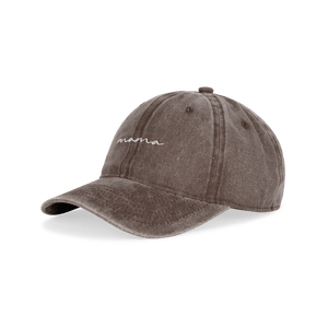 Everyday Cap i washed brown med broderet "mama" i hvid – justerbar kasket i blød bomuld med vintage-look.