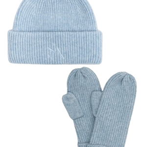 Sæt med lyseblå ribstrikket hue og vanter fra SUI AVA – Signe Set Light Blue i matchende tone med broderet logo.