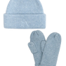 Sæt med lyseblå ribstrikket hue og vanter fra SUI AVA – Signe Set Light Blue i matchende tone med broderet logo.