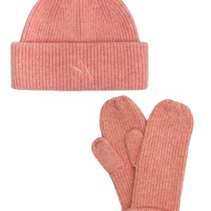 Ribstrikket hue og vanter i pink fra SUI AVA – Signe Set Pink