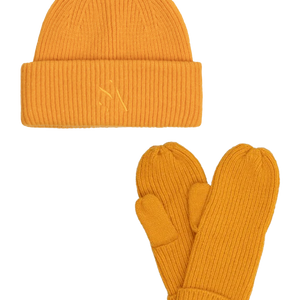 Signe Set Yellow med ribstrikket hue og vanter i gul med tonalt broderet logo – to-delt accessories-sæt til vinterbrug.