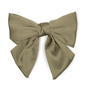 Olivengrøn satin-hårsløjfe med brede bånd – Smooth Bow fra SUI AVA
