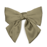 Olivengrøn satin-hårsløjfe med brede bånd – Smooth Bow fra SUI AVA