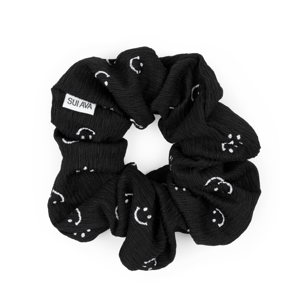 Ea Smile Often Scrunchie – sort hårelastik med hvide smiley-ansigter og ribstruktur