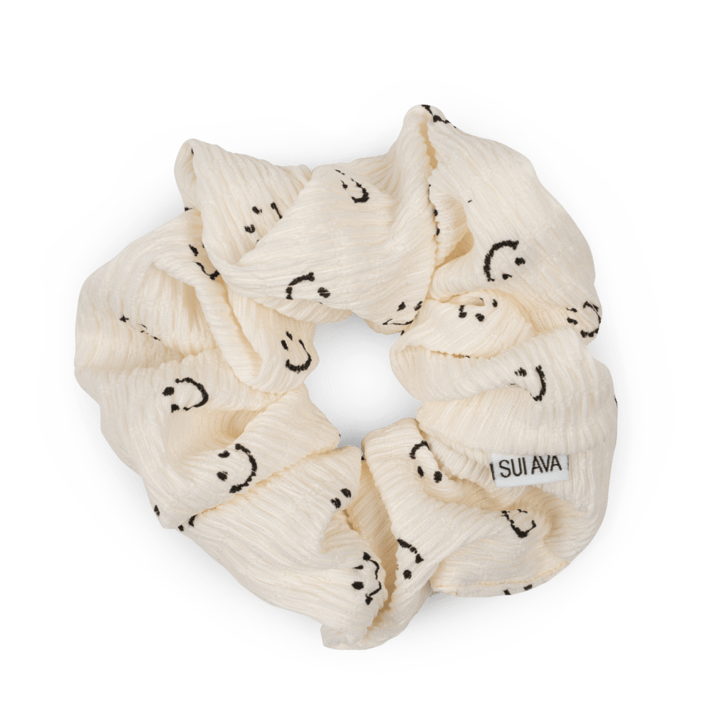 Ea Smile Often Scrunchie i hvid – Scrunchie med sorte smiley-detaljer på let stof.