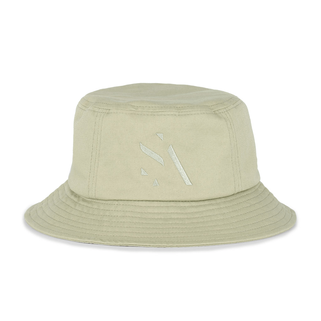 Maria Organic Bucket Hat – lys sand bøllehat i økologisk bomuld med diskret broderet logo.