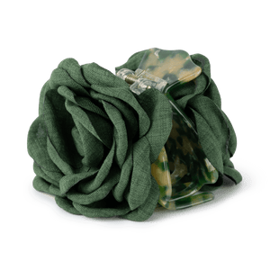Rosa Hair Claw i mørkegrøn – stor hårklemme formet som en blomst, perfekt til at holde håret på plads med et feminint og stilrent touch.