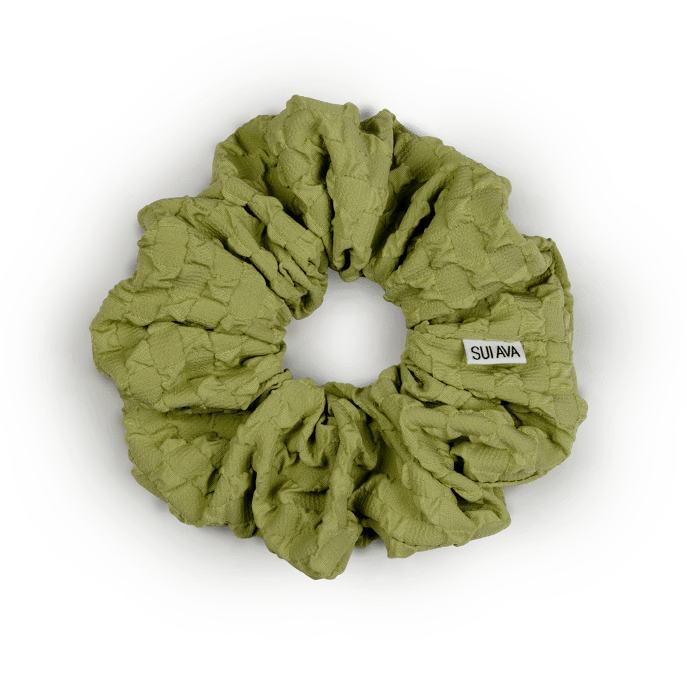 Daydream Scrunchie i lime – blød og elastisk scrunchie i en frisk og livlig nuance, perfekt til skånsomme frisurer.