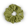 Daydream Scrunchie i lime – blød og elastisk scrunchie i en frisk og livlig nuance, perfekt til skånsomme frisurer.