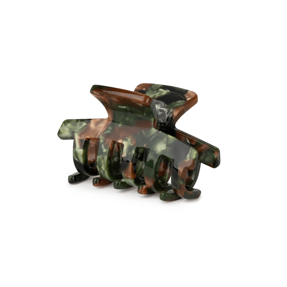 Lea Army Mini hårklemme fra SUI AVA i grøn og brun armyprint – ideel til små hårsektioner.