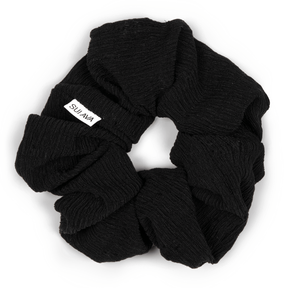 Ea Zig-Zag Scrunchie i sort – elastisk scrunchie med zig-zag design, perfekt til håret eller som et dekorativt armbånd.