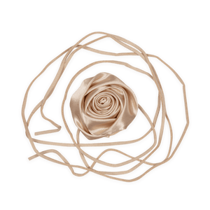 Beige satinrose med lange bånd – La Mia Rosa accessory til hår, hals og styling