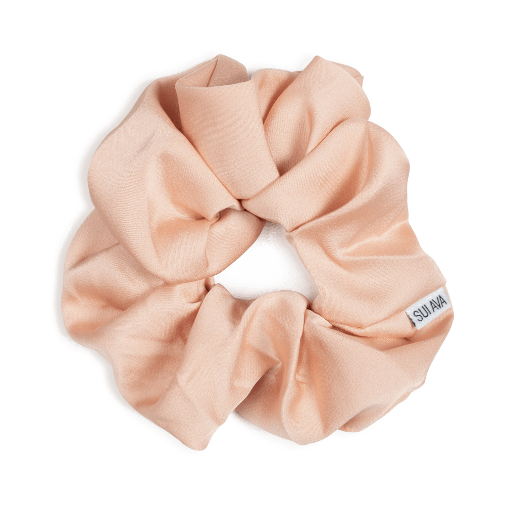 Stor lyserød scrunchie fra SUI AVA, der skaber volumen og et glamourøst look. Perfekt til en fyldig hestehale, en løs knold eller som en elegant detalje.