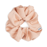 Stor lyserød scrunchie fra SUI AVA, der skaber volumen og et glamourøst look. Perfekt til en fyldig hestehale, en løs knold eller som en elegant detalje.