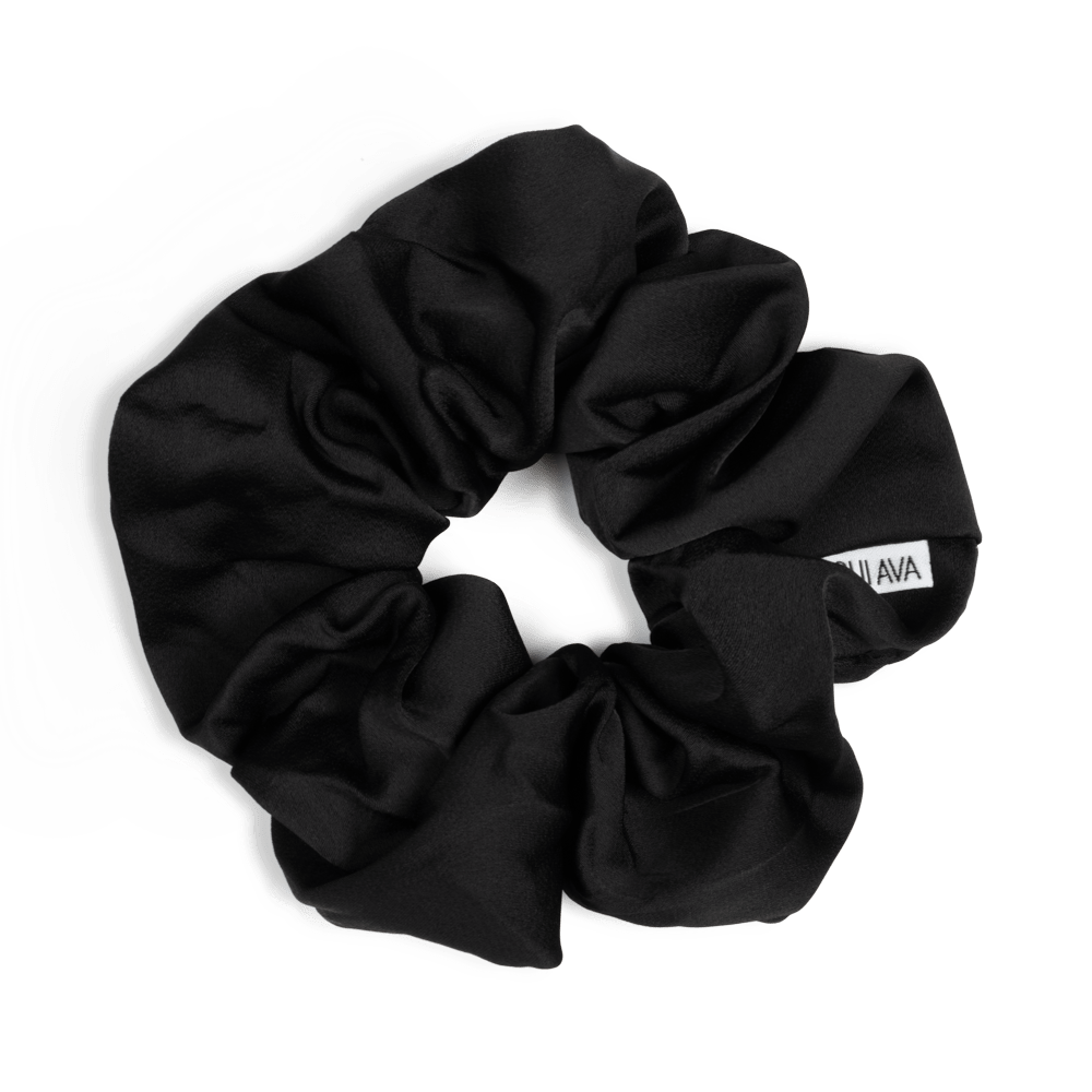 Sort Moon Dust Scrunchie fra SUI AVA – en stor og blød scrunchie, der giver volumen til frisuren eller fungerer som en stilfuld accessory om håndleddet.