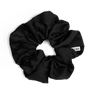 Sort Moon Dust Scrunchie fra SUI AVA – en stor og blød scrunchie, der giver volumen til frisuren eller fungerer som en stilfuld accessory om håndleddet.