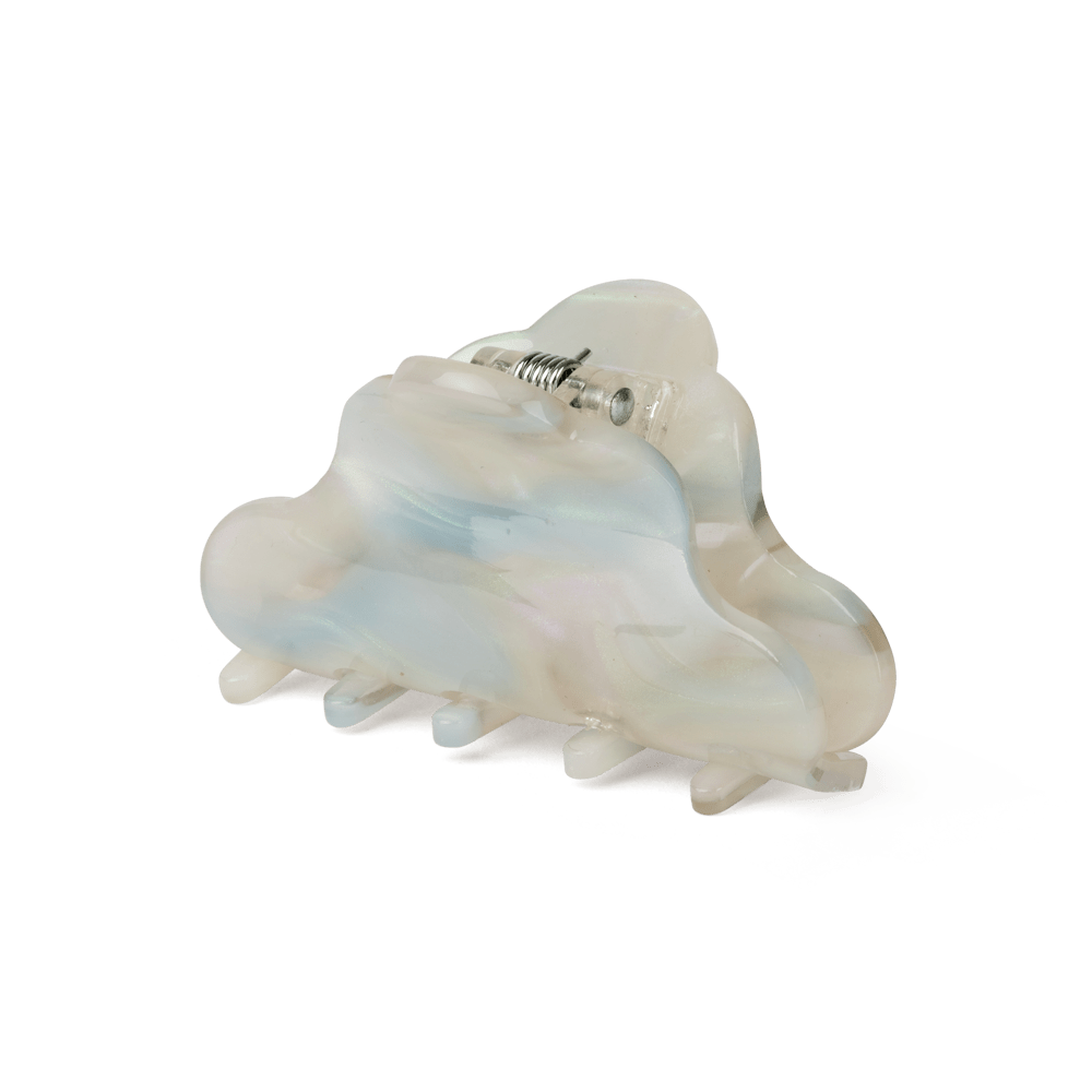 Lene Daydream Mini hårklemme i lyse beige og blå nuancer – lille hårklemme med klassisk design, perfekt til at holde små sektioner af håret på plads.