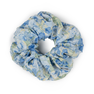 Julie Wildflower Scrunchie i blå – Blød scrunchie med blomsterprint i blå og grønne nuancer.