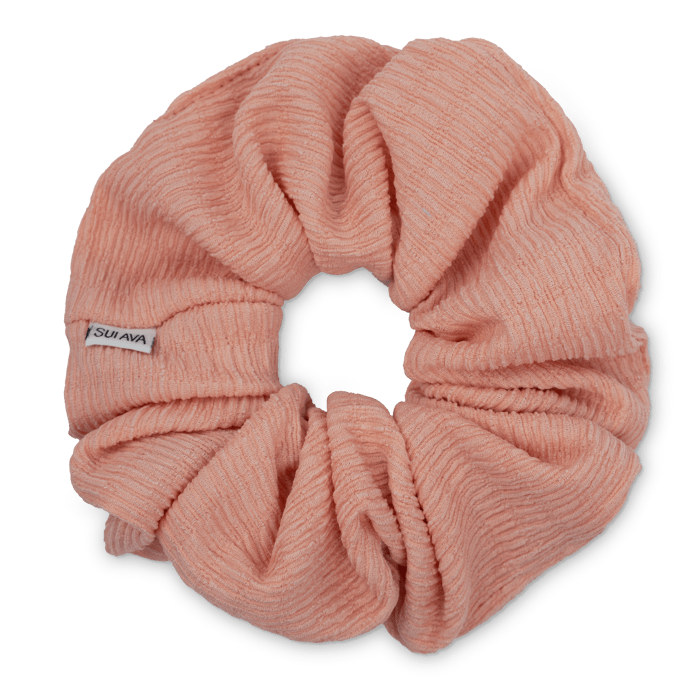 Ea Zig-Zag Scrunchie i fersken – blød og elastisk scrunchie i en smuk og varm nuance, perfekt til skånsomme frisurer.