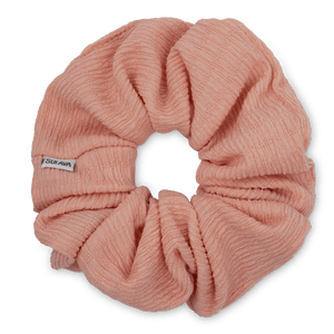 Ea Zig-Zag Scrunchie i fersken – blød og elastisk scrunchie i en smuk og varm nuance, perfekt til skånsomme frisurer.