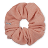 Ea Zig-Zag Scrunchie i fersken – blød og elastisk scrunchie i en smuk og varm nuance, perfekt til skånsomme frisurer.