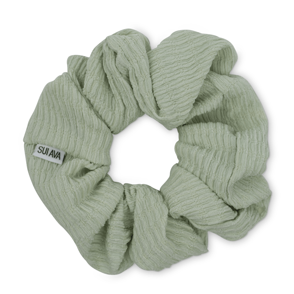 Ea Zig-Zag Scrunchie i lysegrøn – blød og elastisk scrunchie i en frisk og let nuance, perfekt til skånsomme frisurer.
