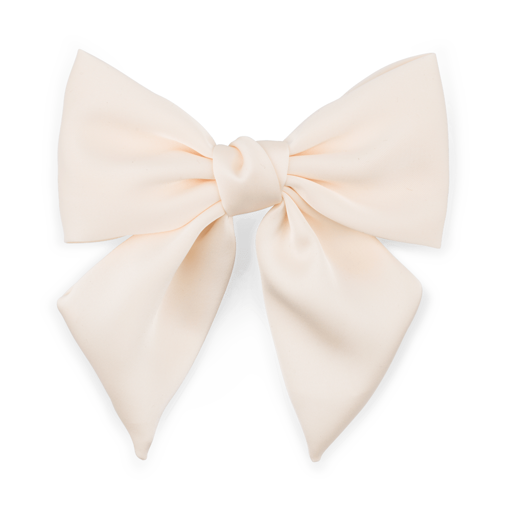 Smooth Bow fra SUI AVA – cremefarvet hårsløjfe i satin med klassisk design