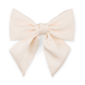 Smooth Bow fra SUI AVA – cremefarvet hårsløjfe i satin med klassisk design