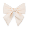 Smooth Bow fra SUI AVA – cremefarvet hårsløjfe i satin med klassisk design