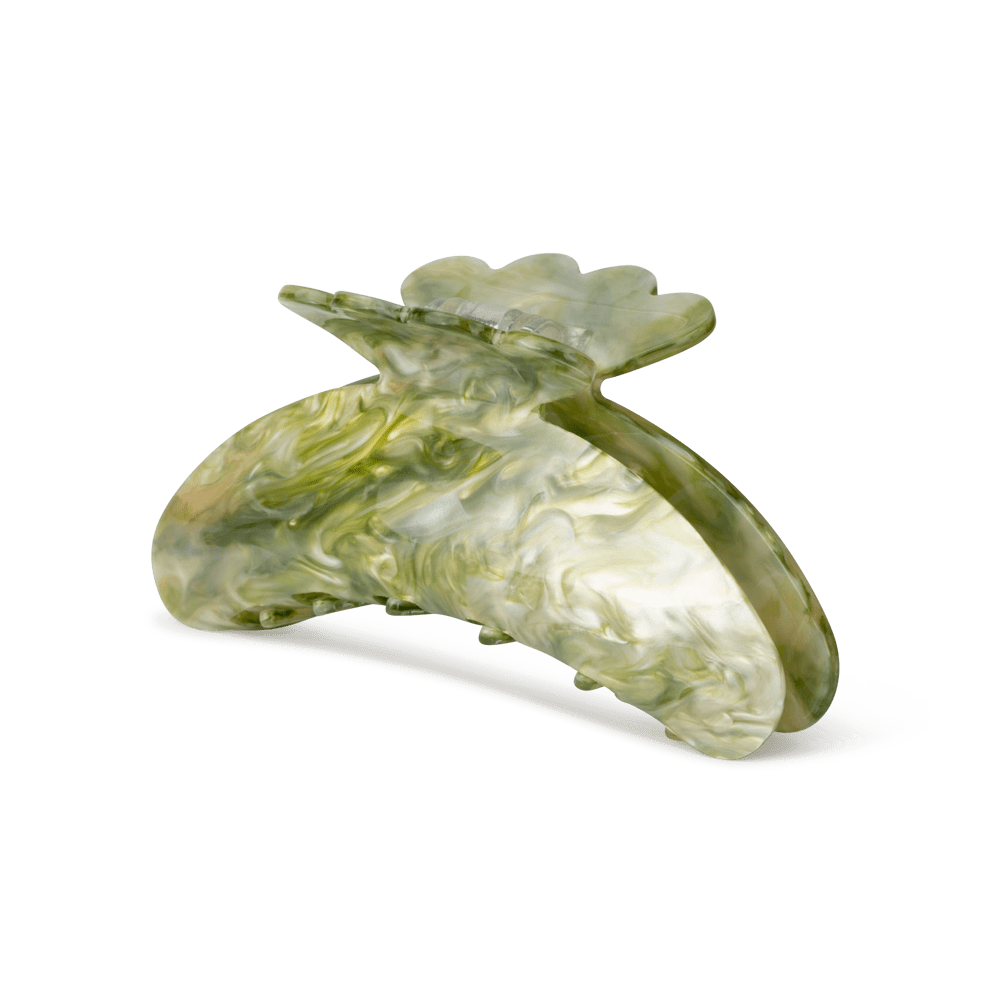 Helle Matcha Big hårklemme i Cool Matcha – stor og trendy hårklemme fra SUI AVA, perfekt til tykkere hår og et sikkert greb.