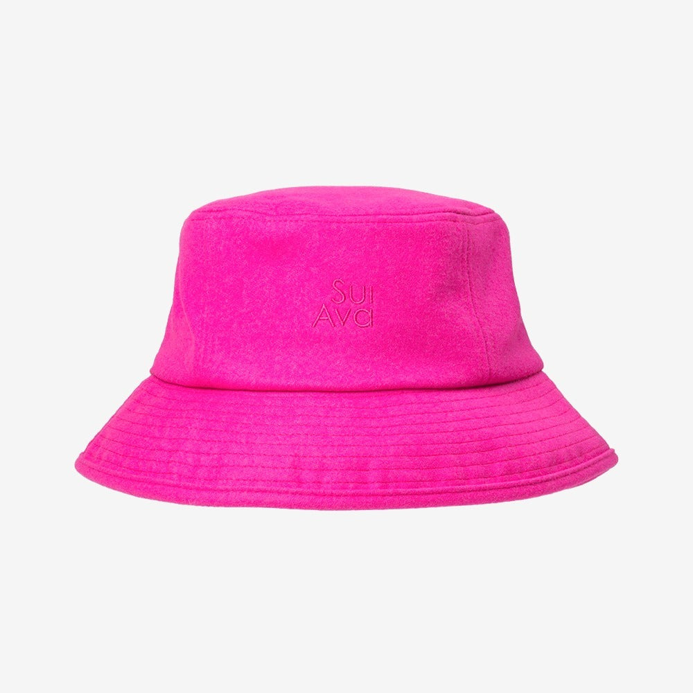 Pink Posh Buckethat i uld med tone-i-tone SUI AVA-logo